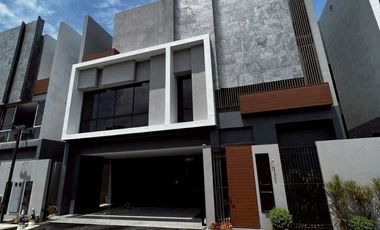 For rent 4 bedrooms house in Bang Kapi, Bangkok
