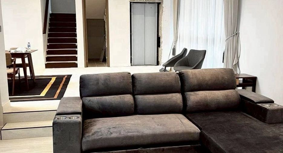 For rent 4 bedrooms house in Bang Kapi, Bangkok
