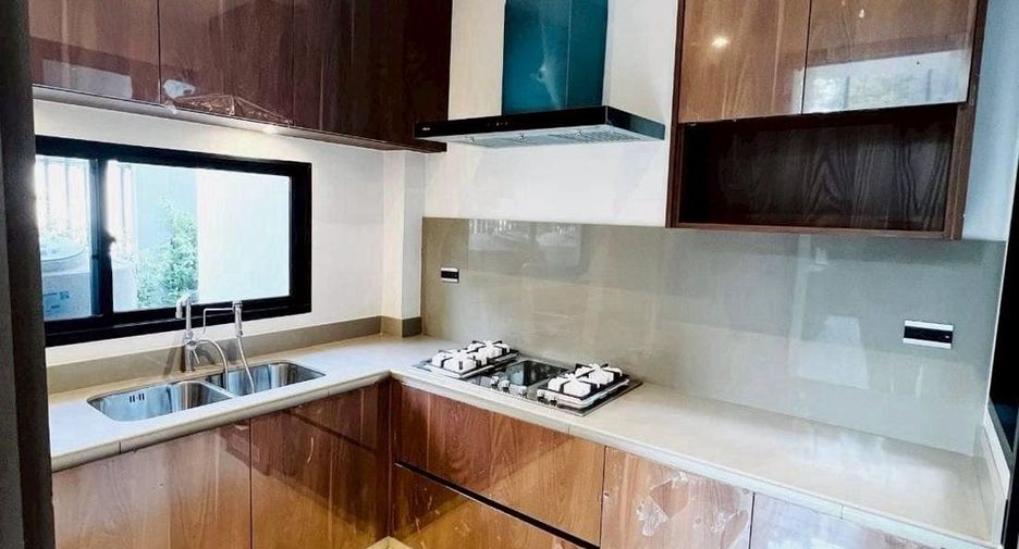 For rent 4 bedrooms house in Bang Kapi, Bangkok