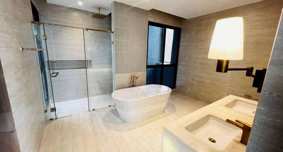 For rent 4 bedrooms house in Bang Kapi, Bangkok