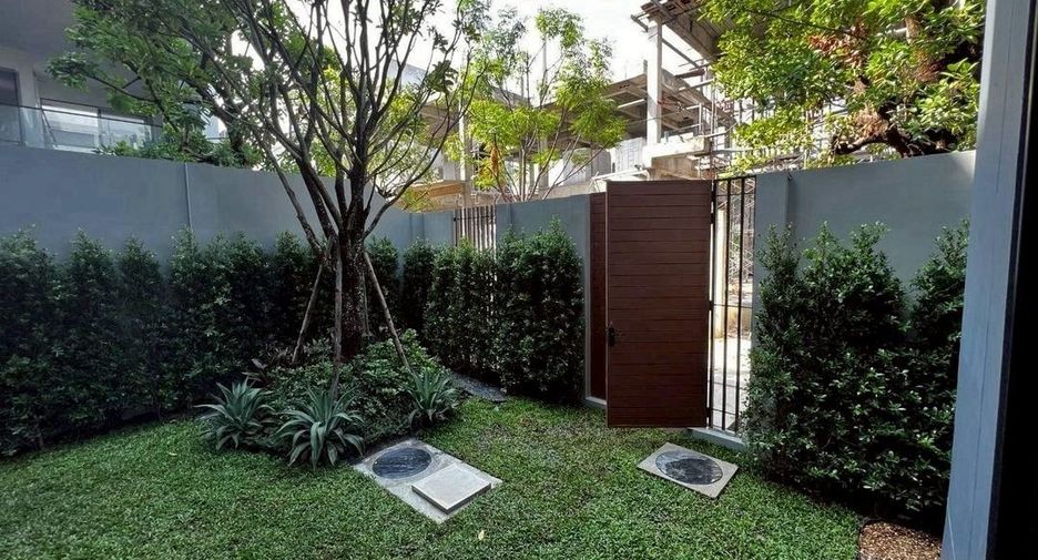 For rent 4 bedrooms house in Bang Kapi, Bangkok