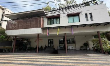 For rent 3 bedrooms house in Khlong Toei, Bangkok