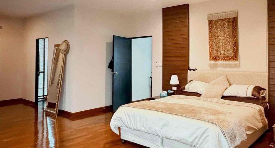 For rent 3 bedrooms house in Khlong Toei, Bangkok