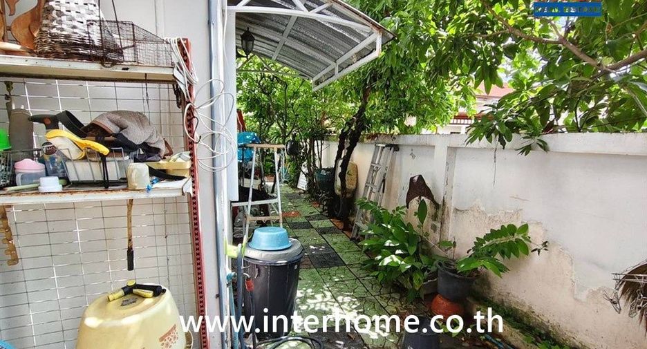 Casa adosada en venta de 3 habitaciones en Sai Noi, Nonthaburi
