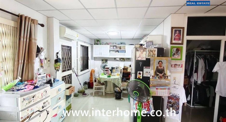 Casa adosada en venta de 3 habitaciones en Sai Noi, Nonthaburi