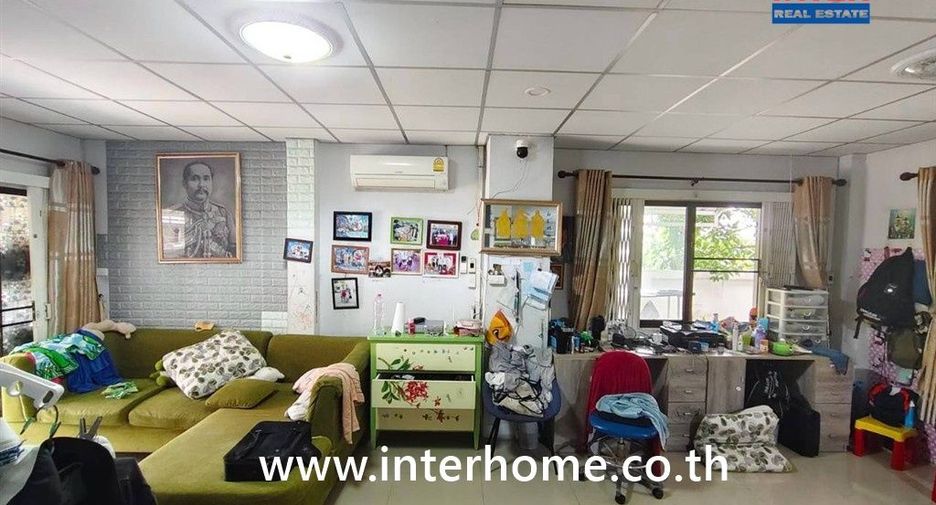 Casa adosada en venta de 3 habitaciones en Sai Noi, Nonthaburi