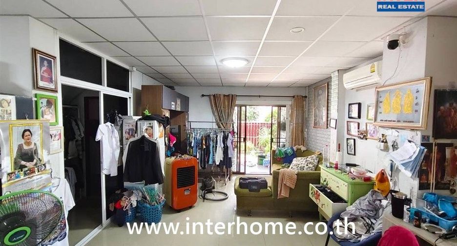 Casa adosada en venta de 3 habitaciones en Sai Noi, Nonthaburi