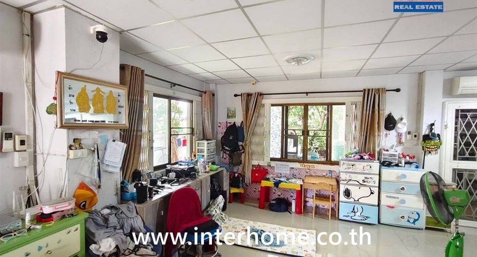 Casa adosada en venta de 3 habitaciones en Sai Noi, Nonthaburi