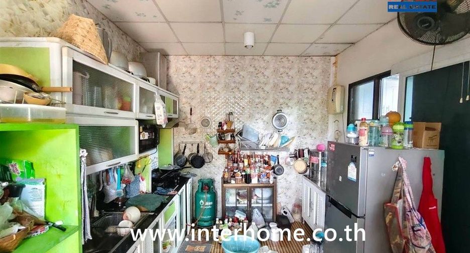 Casa adosada en venta de 3 habitaciones en Sai Noi, Nonthaburi