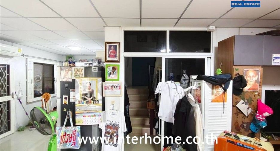 Casa adosada en venta de 3 habitaciones en Sai Noi, Nonthaburi