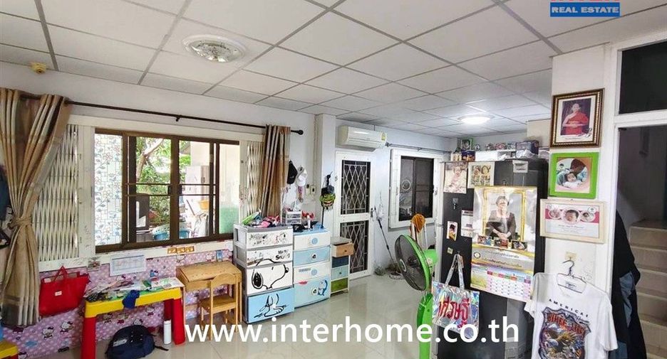 Casa adosada en venta de 3 habitaciones en Sai Noi, Nonthaburi