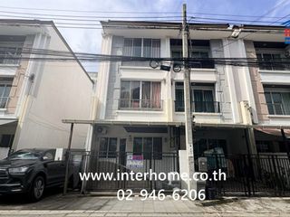À vendre 4 chambres maison de ville à Bang Kapi, Bangkok