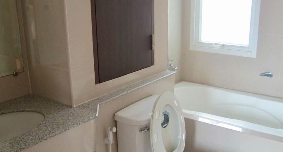 For rent 3 bedrooms condo in Sathon, Bangkok