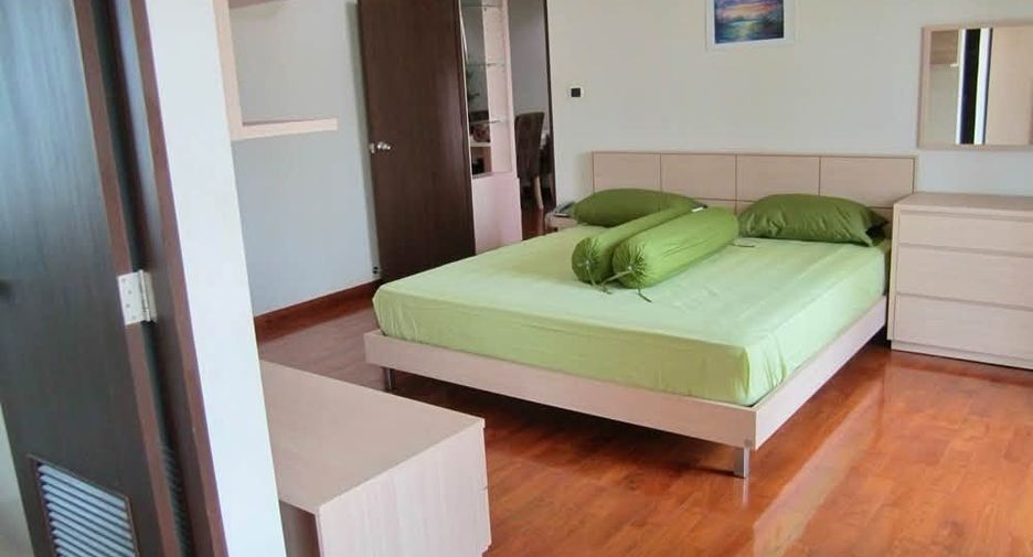 For rent 3 bedrooms condo in Sathon, Bangkok