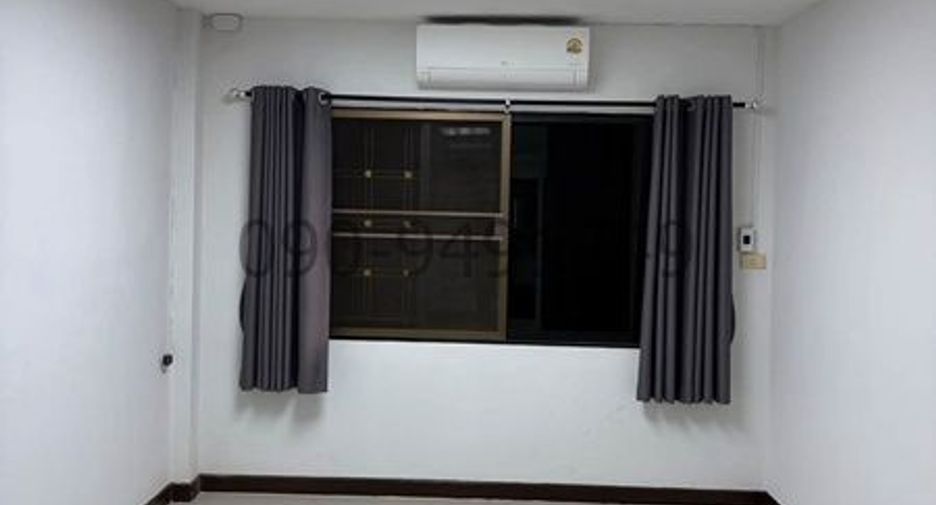 Casa adosada en alquiler de 4 habitaciones en Phra Khanong, Bangkok