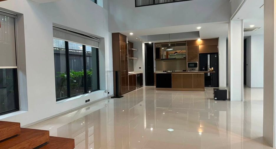 For rent 5 bedrooms house in Watthana, Bangkok