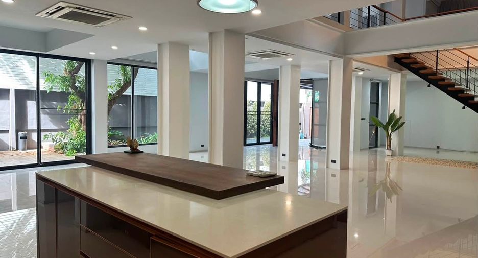For rent 5 bedrooms house in Watthana, Bangkok