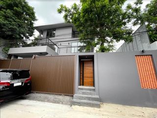 For rent 5 bedrooms house in Watthana, Bangkok