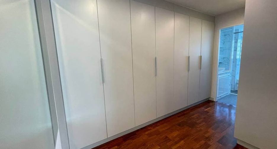 For rent 4 bedrooms condo in Watthana, Bangkok