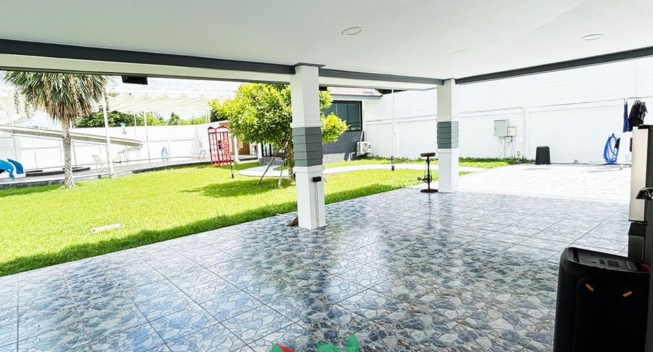 For sale 5 bedrooms villa in Khok Samrong, Lopburi