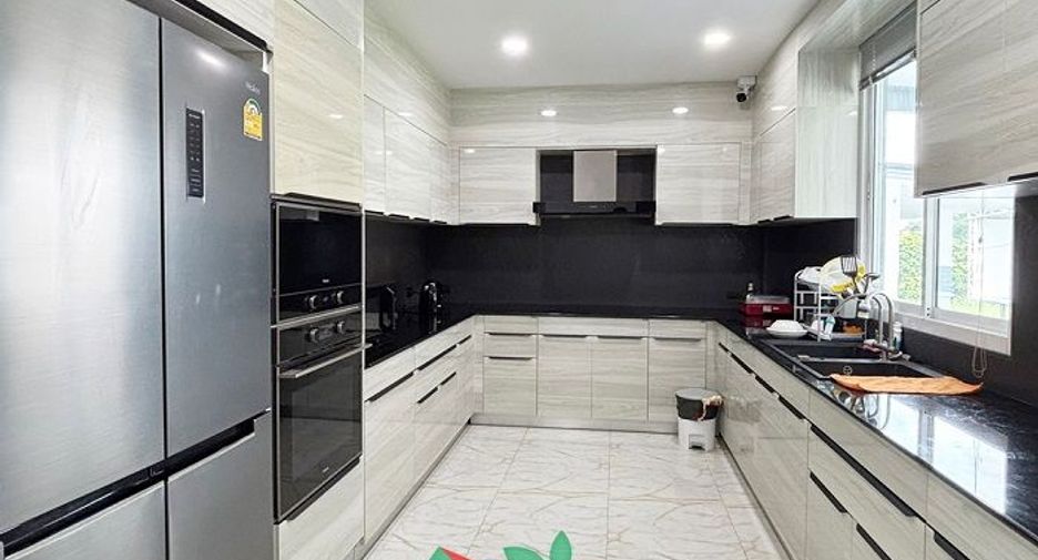 For sale 5 bedrooms villa in Khok Samrong, Lopburi