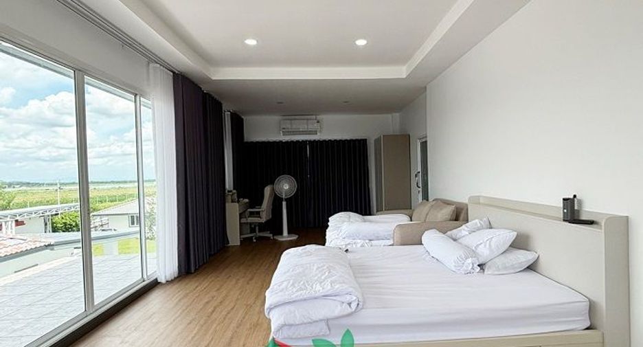 For sale 5 bedrooms villa in Khok Samrong, Lopburi