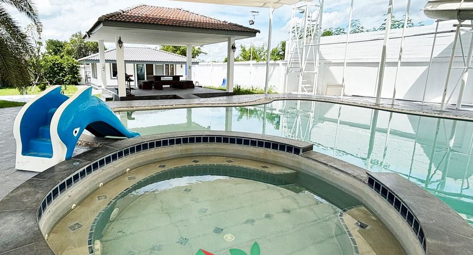 For sale 5 bedrooms villa in Khok Samrong, Lopburi