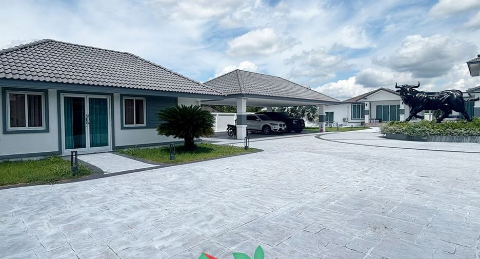 For sale 5 bedrooms villa in Khok Samrong, Lopburi