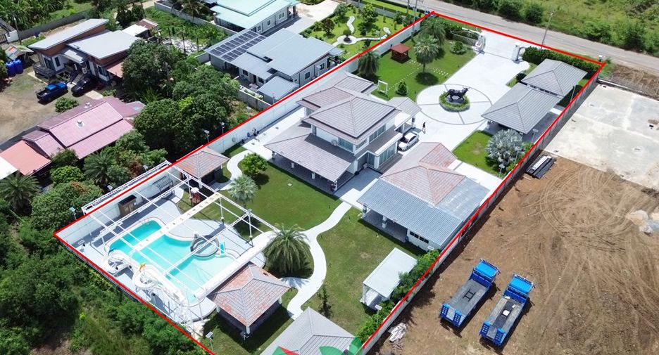 For sale 5 bedrooms villa in Khok Samrong, Lopburi