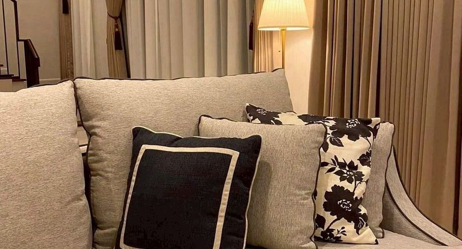 For sale 4 bedrooms house in Bang Kapi, Bangkok