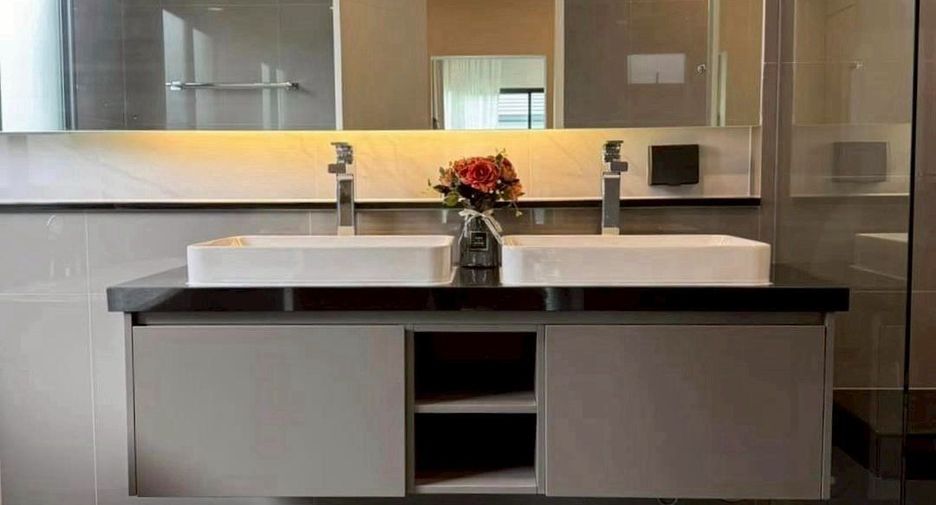 For sale 4 bedrooms house in Bang Kapi, Bangkok