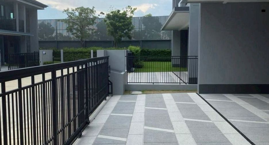 For sale 4 bedrooms house in Bang Kapi, Bangkok