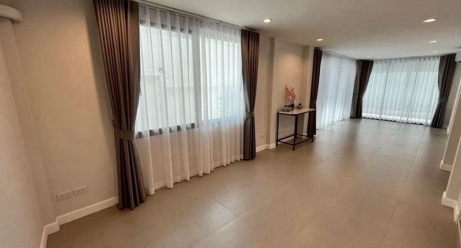 For rent 4 bedrooms house in Phaya Thai, Bangkok