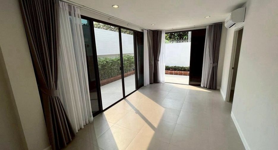 For rent 4 bedrooms house in Phaya Thai, Bangkok