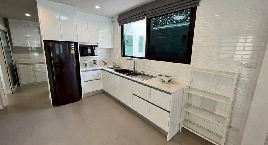 For rent 4 bedrooms house in Phaya Thai, Bangkok