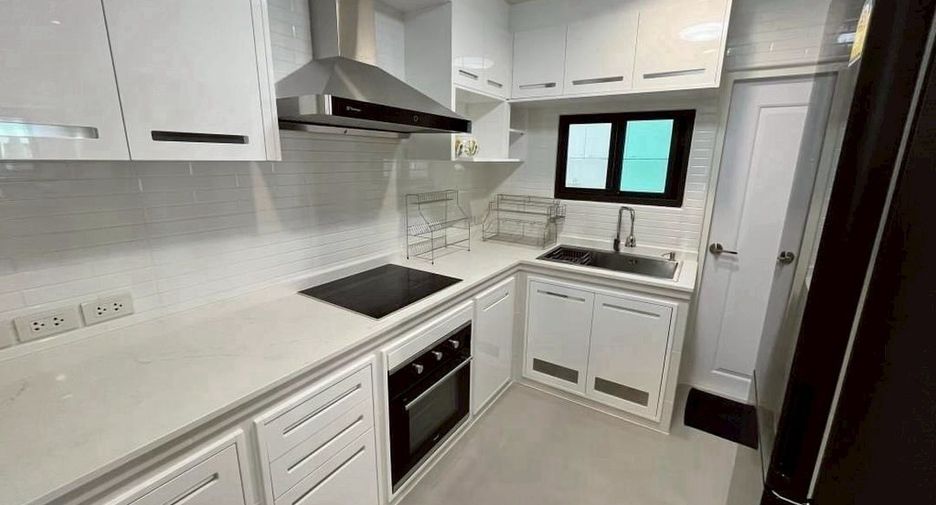 For rent 4 bedrooms house in Phaya Thai, Bangkok