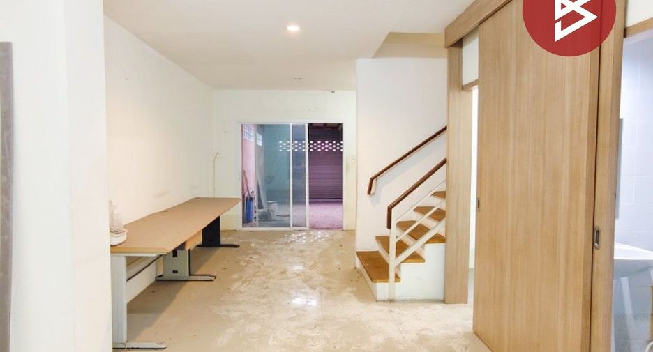 For sale 3 bedrooms townhouse in Krathum Baen, Samut Sakhon