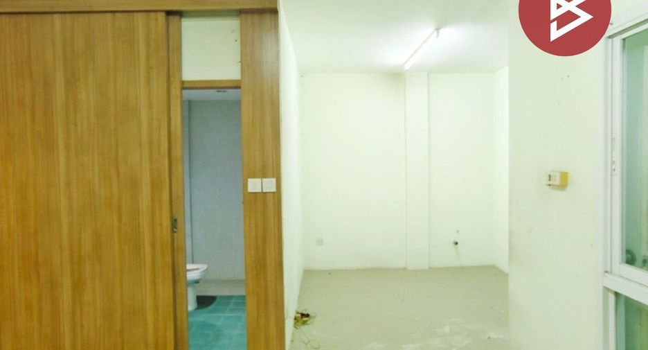 For sale 3 bedrooms townhouse in Krathum Baen, Samut Sakhon