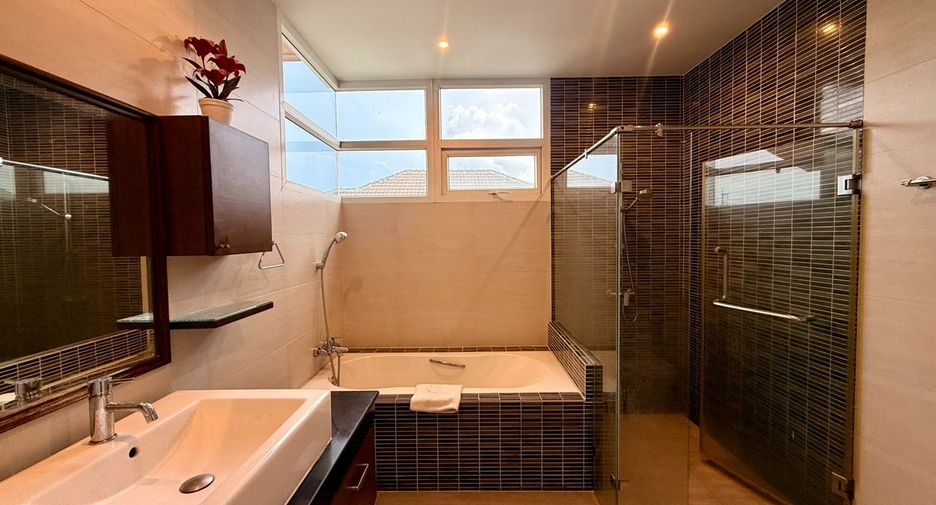 For sale 4 ベッドルーム house in Bang Lamung, Chonburi