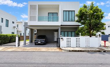 For rent 4 bedrooms house in San Kamphaeng, Chiang Mai