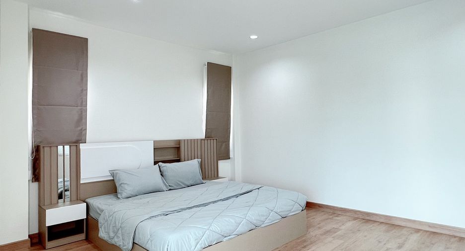 For rent 4 bedrooms house in San Kamphaeng, Chiang Mai