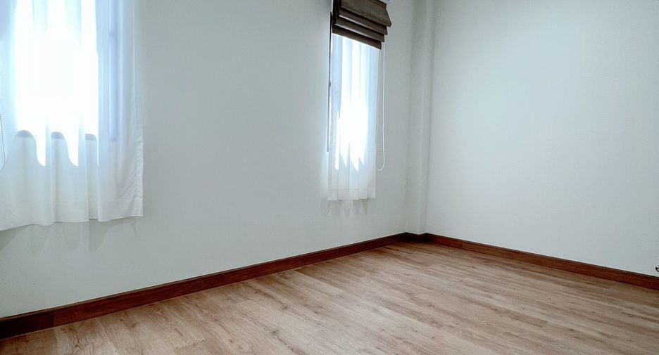 For rent 4 bedrooms house in San Kamphaeng, Chiang Mai