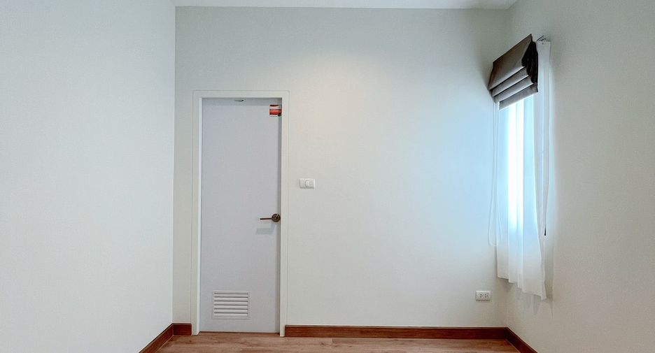 For rent 4 bedrooms house in San Kamphaeng, Chiang Mai