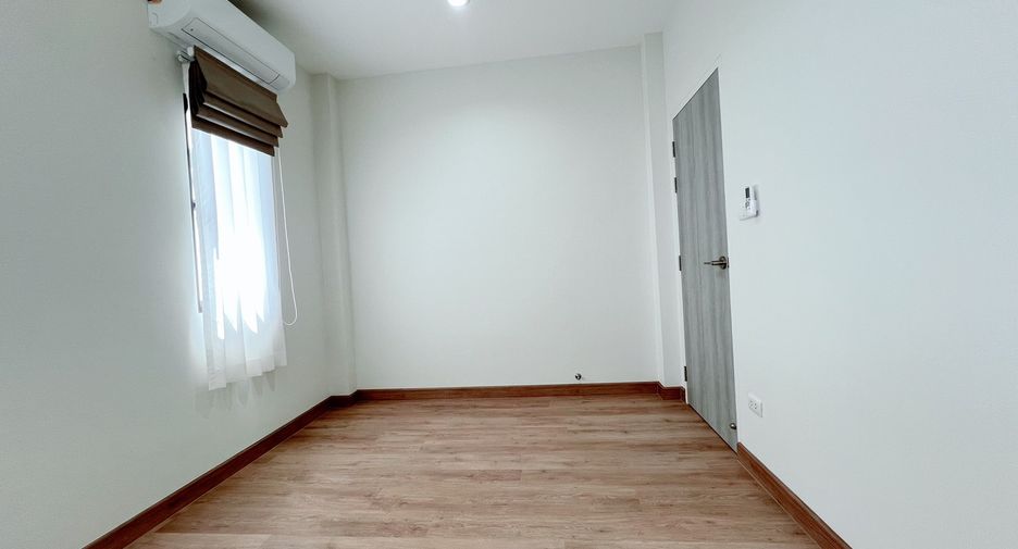 For rent 4 bedrooms house in San Kamphaeng, Chiang Mai