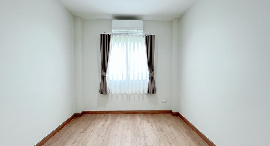 For rent 4 bedrooms house in San Kamphaeng, Chiang Mai