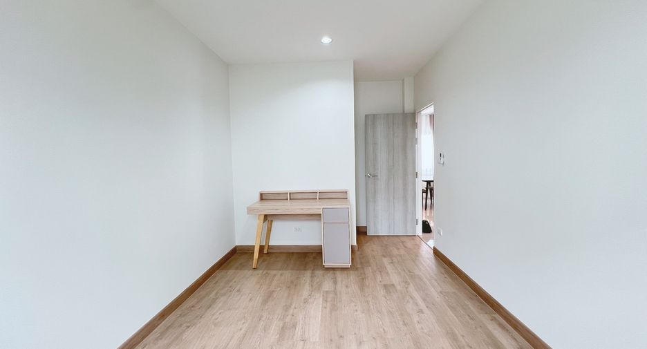 For rent 4 bedrooms house in San Kamphaeng, Chiang Mai