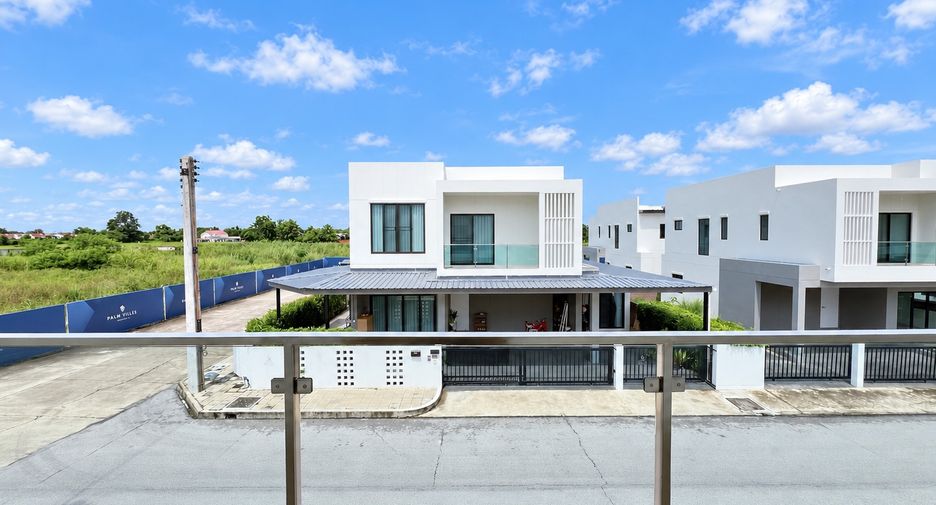 For rent 4 bedrooms house in San Kamphaeng, Chiang Mai