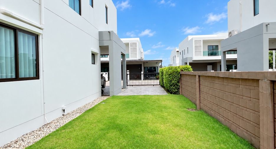 For rent 4 bedrooms house in San Kamphaeng, Chiang Mai