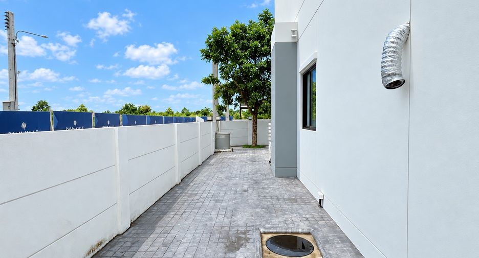 For rent 4 bedrooms house in San Kamphaeng, Chiang Mai
