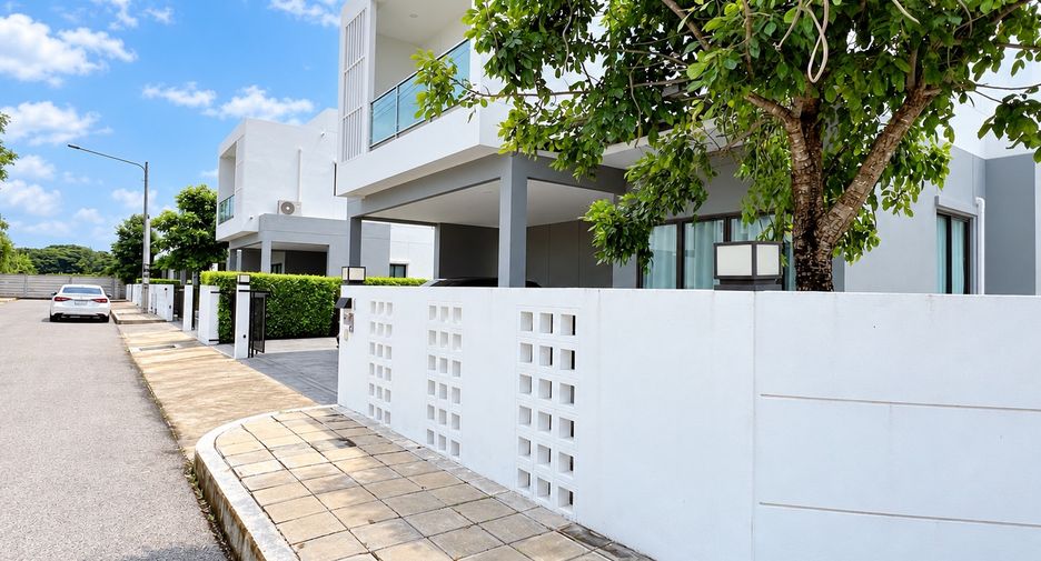 For rent 4 bedrooms house in San Kamphaeng, Chiang Mai